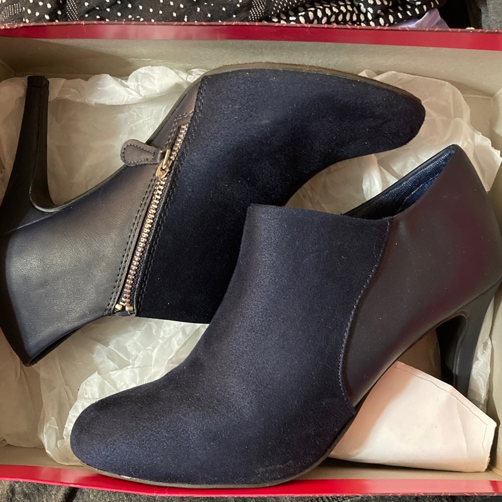 Elegant Navy Blue Ankle Boots - size 9W